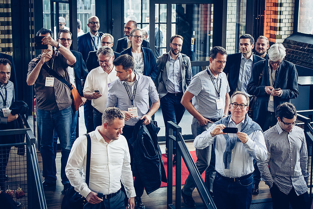 Die Gäste treffen zum Networking-Dinner im Wasserwerk – einer Industrie 1.0-Location – in Berlin ein. Foto: MIKA-fotografie | Berlin