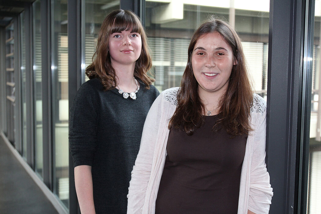 Foto (Universität Paderborn, Julia Pieper): Förderung für leistungsstarke Studentinnen: Die Paderborner Lehramtsstudentinnen Sarah Bülling (l.) und Anna Dellori (r.) erhalten das Deutschlandstipendium der Universitätsgesellschaft Paderborn und der St