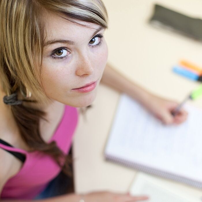 Foto (Fotolia): Schülerinnen ab der Klasse 7 können sich an der Universität Paderborn in den Osterferien über die Bandbreite der natur- und ingenieurwissenschaftlichen Studiengänge informieren.