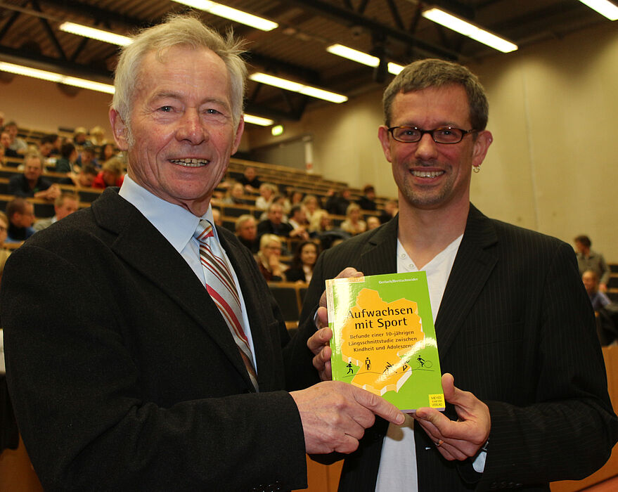 Foto (Universität Paderborn, Heiko Appelbaum): Prof. Dr. Wolf-Dietrich Brettschneider (links) und Prof. Dr. Erin Gerlach stellten in Paderborn ihre Studie vor.