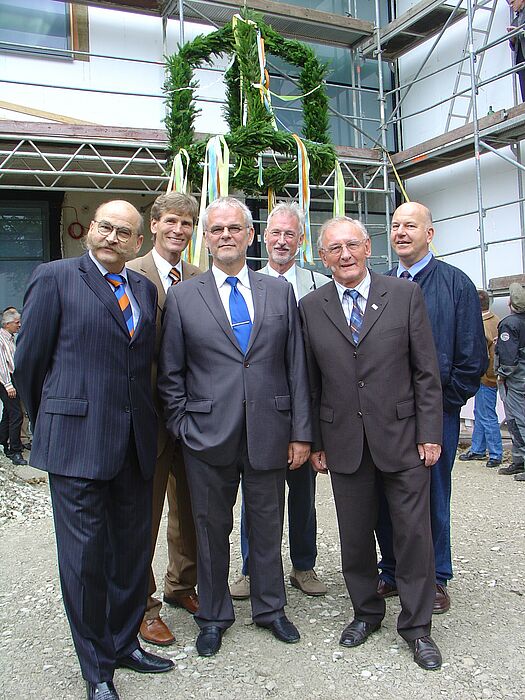 Foto: Richtfest für Neubau des Instituts für Optoelektronik und integrierte Optik. Es freuen sich (v.li.): Uni-Kanzler Jürgen Plato, Uni-Rektor Prof. Dr. Nikolaus Risch, Dr. Uwe Günther, Geschäftsführer BLB Detmold, Prof. Dr. Wolfgang Sohler, stellv