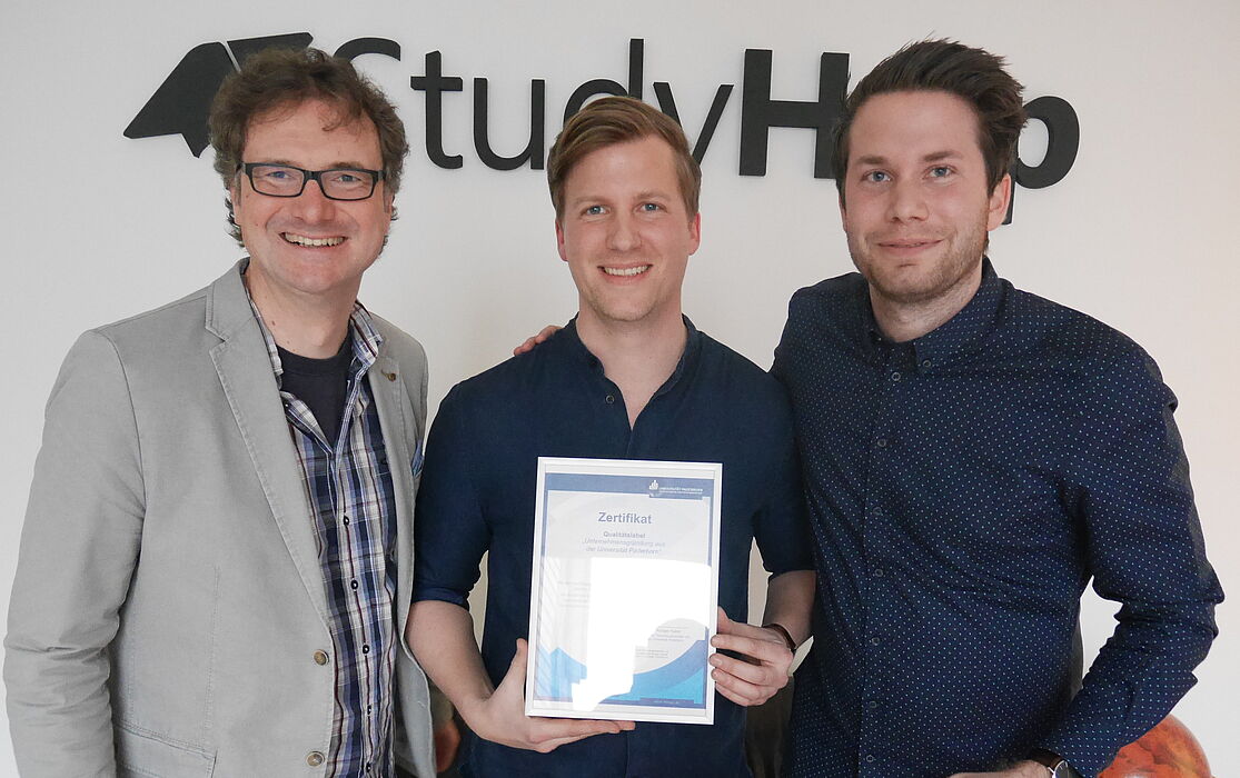 Foto (TecUP, Universität Paderborn), v. li.: Prof. Dr. Rüdiger Kabst zeichnet die Gründer der StudyHelp GmbH, Carlo Oberkönig und Daniel Weiner, aus.