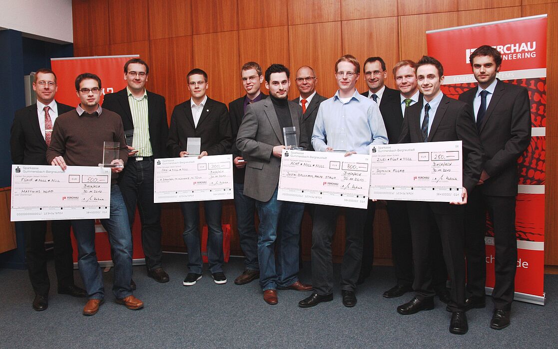 Foto (Universität Paderborn, Markus Wecker): Die Preisträger und Initiatoren des Ferchau-Förderpreises 2009 (v. li.): Dipl.-Ing. Richard Knoke, Ferchau-Engineering GmbH, Matthias Hopp, Andreas Derksen, Thomas Töws, Thomas Künneke, Justin Baulmann, Pr