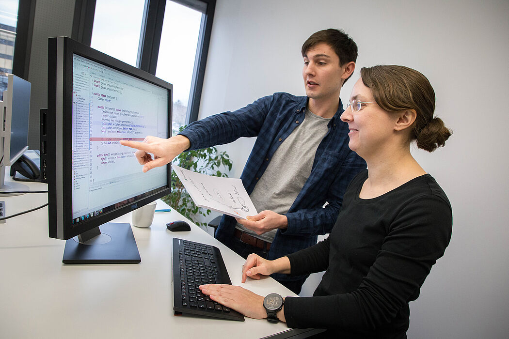 Foto (Fraunhofer IEM): Johannes Späth und Dr. Claudia Priesterjahn entwickeln am Fraunhofer IEM gemeinsam mit Oracle Programme, die Softwarefehler systematisch finden.