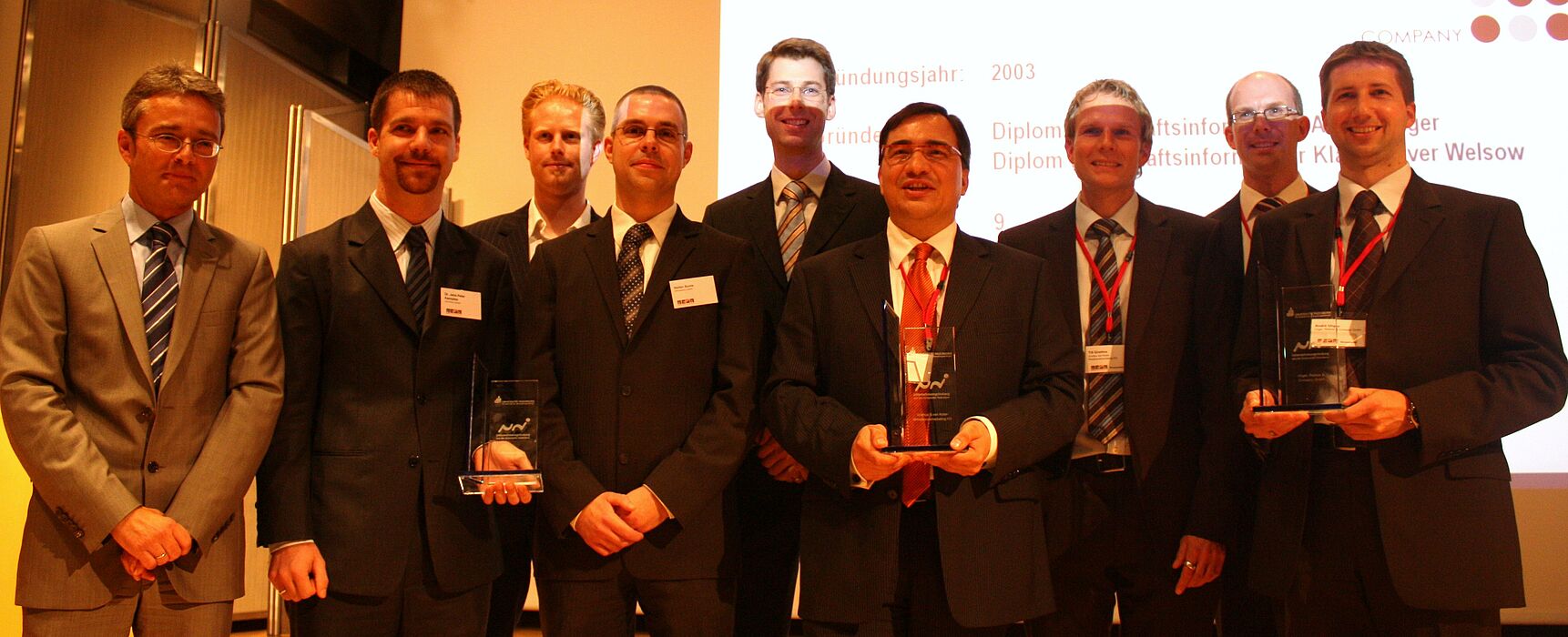 Foto (Universität Paderborn): Verleihung des Qualitätslabels „Unternehmensgründung aus der Universität Paderborn“ auf der MEiM 2009: Prof. Dr. Bernd Frick (Vizepräsident der Universität Paderborn), Dr. Jens-Peter Kempkes (ORCONOMY GmbH), Steffen
