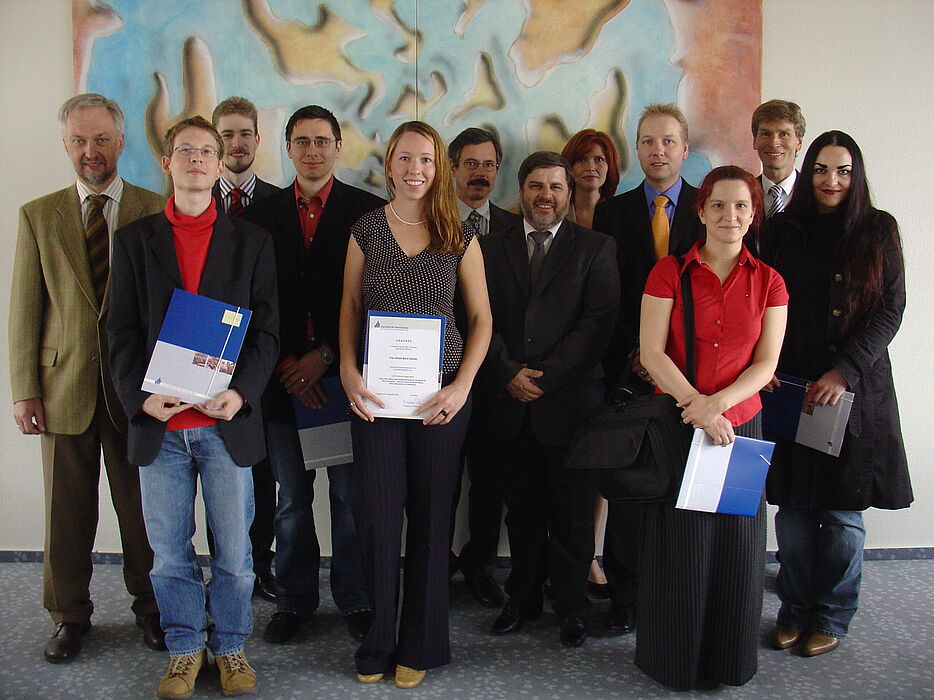 Foto (Christiane Bernert): Die Preisträger mit Forschungs-Prorektor Prof. Dr. Wilhelm Schäfer (li.) und Uni-Rektor Prof. Dr. Nikolaus Risch (2. v. re.): (v. li.) Dr. Martin Ziegler, Stefan Kramkowski, Adam Neuba, Gisela Maria Sander, Prof. Dr. Ulrich Hi