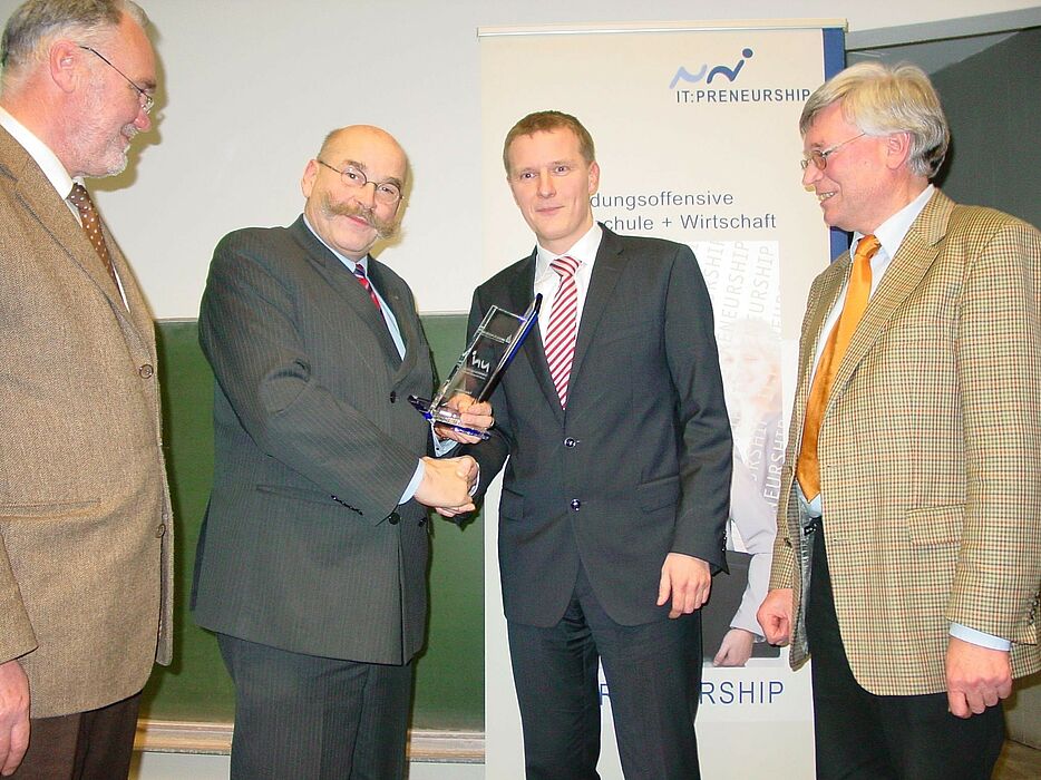 Foto: Bernd Seel (UNICONSULT, Uni Paderborn), Jürgen Plato (Kanzler der Universität Paderborn), Matthias Ferber (Ferber-Software GmbH), Prof. Dr. Hans Albert Richard (Uni Paderborn)