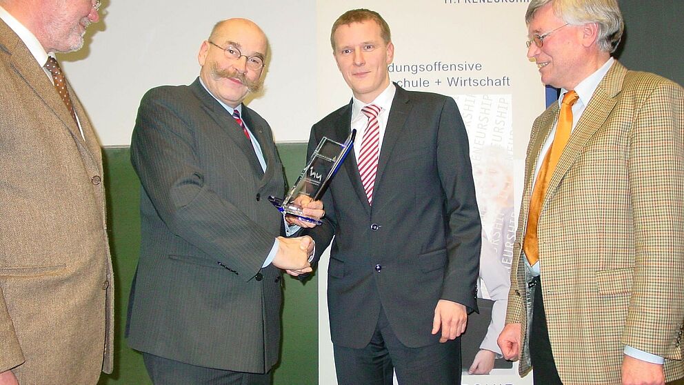 Foto: Bernd Seel (UNICONSULT, Uni Paderborn), Jürgen Plato (Kanzler der Universität Paderborn), Matthias Ferber (Ferber-Software GmbH), Prof. Dr. Hans Albert Richard (Uni Paderborn)