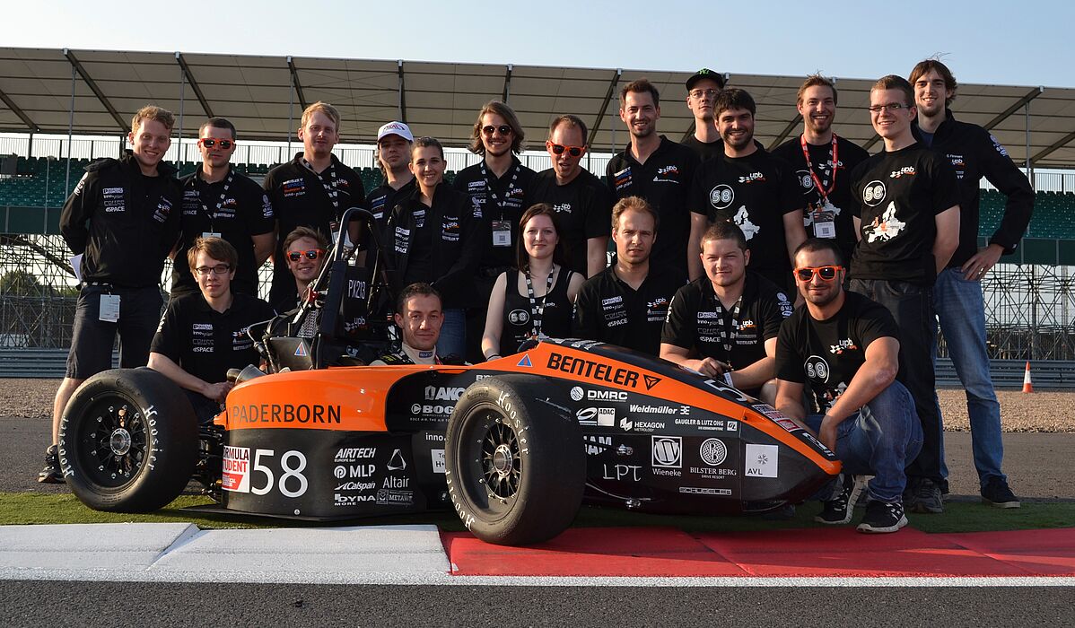 Foto (UPBracing Team e. V.): Das UPBracing Team glänzt bei der Formula Student UK in Silverstone.