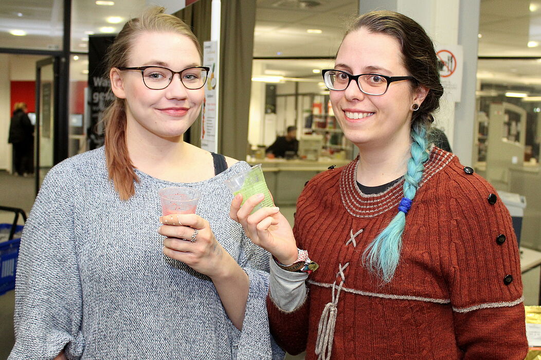 Foto (Universität Paderborn, Ricarda Michels): Passend zum diesjährigen Motto „gesund|schreiben“ wurden die Studierenden mit Smoothies versorgt.