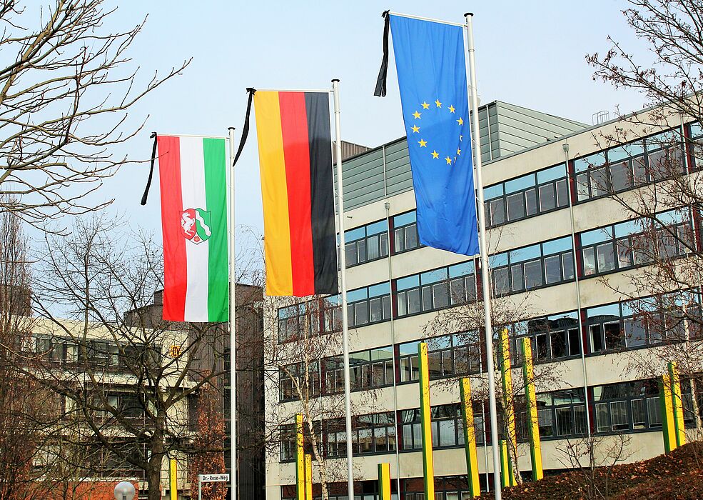Foto (Universität Paderborn, Vanessa Dreibrodt): Trauerbeflaggung vor dem Audimax.