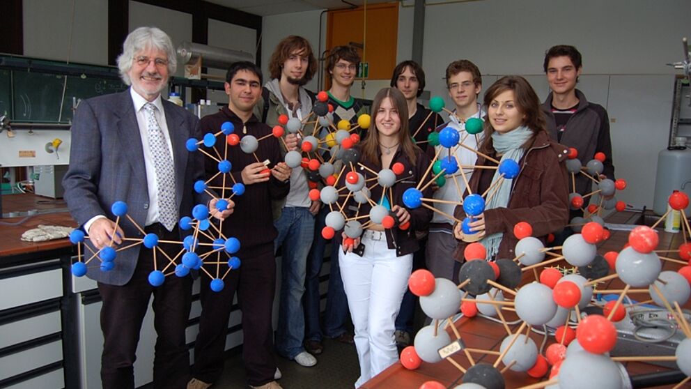 Foto (Universität Paderborn): Das Department Chemie der Universität Paderborn verhalf bereits vielen „Sommerschülerinnen und -schülern Chemie“ zum schnellen Erfolg. Links Prof. Dr. Gerald Henkel, Initiator der Sommerschule.