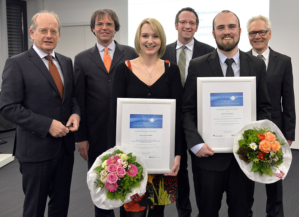 Foto (Volksbank / Department): Feierliche Preisübergabe von links: Dr. Friedrich Keine / Vorstand der Volksbank Paderborn-Höxter-Detmold, Prof. Dr. Torsten Meier / Dekan der Fakultät für Naturwissenschaften, Preisträgerin Lisa Sennefelder, Prof. Dr. 