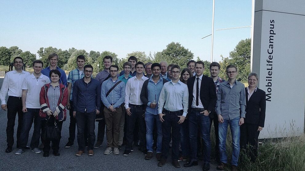 Foto (Universität Paderborn, Fakultät für Wirtschaftswissenschaften): 17 Studierende im 4. und 6. Semester sowie alle sieben (Junior-)Professorinnen und (Junior-)Professoren des Departments Wirtschaftsinformatik fuhren nach Wolfsburg. 
