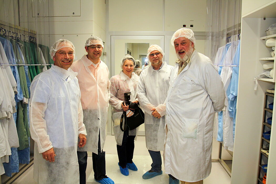 Foto (Vanessa Dreibrodt): Einkleiden für die Reinräume der Physik ...