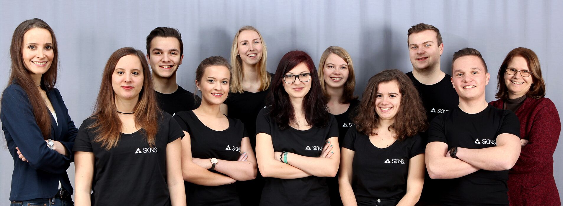 Foto (Universität Paderborn, Nora Gold): SIGNS.-Team 2017 (v. l.): Lara Gerhardts, Seminarleitung, Isa Hartleif, Simon Deregowski, Sophia Starke, Marie Kaiser, Mailin Strecke, Dorothea Peters, Aurélie Blanchain, Simon Kiel, Elias Frank, Prof. Dr. Doroth