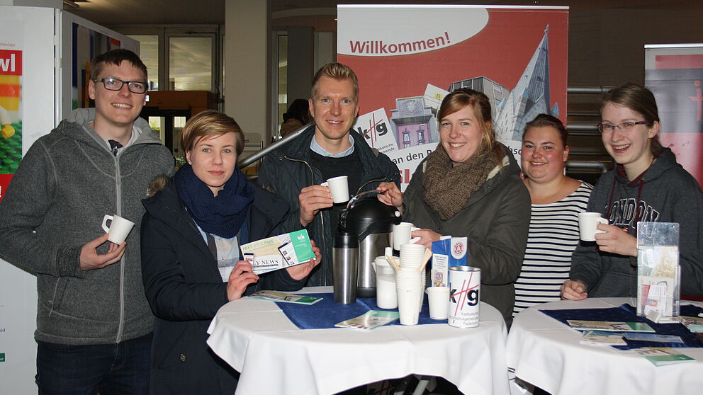 Foto: Kaffeeklatsch: (v. l.) Fabian Weber, Julia Busse, Studierendenpfarrer Nils Petrat, Gemeindeassistentin Simone Kornalewski, Katharina Scheer und Elisabeth Schröttke laden immer mittwochs zu kostenlosem Kaffee und netten Gesprächen im Uni-Foyer ein.