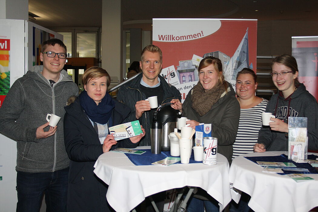 Foto: Kaffeeklatsch: (v. l.) Fabian Weber, Julia Busse, Studierendenpfarrer Nils Petrat, Gemeindeassistentin Simone Kornalewski, Katharina Scheer und Elisabeth Schröttke laden immer mittwochs zu kostenlosem Kaffee und netten Gesprächen im Uni-Foyer ein.