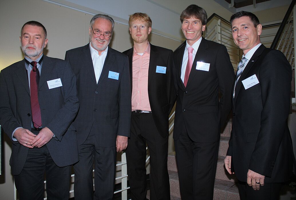 Foto (Universität Paderborn, Frauke Döll): v. l. Wilfried Wascher (Leiter des Geschäftsbereichs Technologietransfer und Unternehmensgründung bei der Forschungszentrum Jülich GmbH in Berlin), Bernd Seel (Leiter von UniConsult), Steffen Terberl (stellv