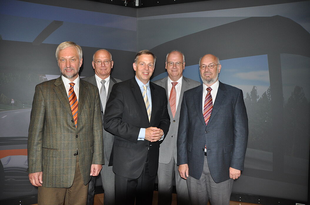 Foto (Salerno Media): Sie stehen für die enge Zusammenarbeit von Wissenschaft und Wirtschaft in der IT-Hochburg Paderborn und freuen sich über den Rückenwind durch Andreas Krautscheid (Mitte), NRW-Minister für Bundesangelegenheiten, Europa und Medien 