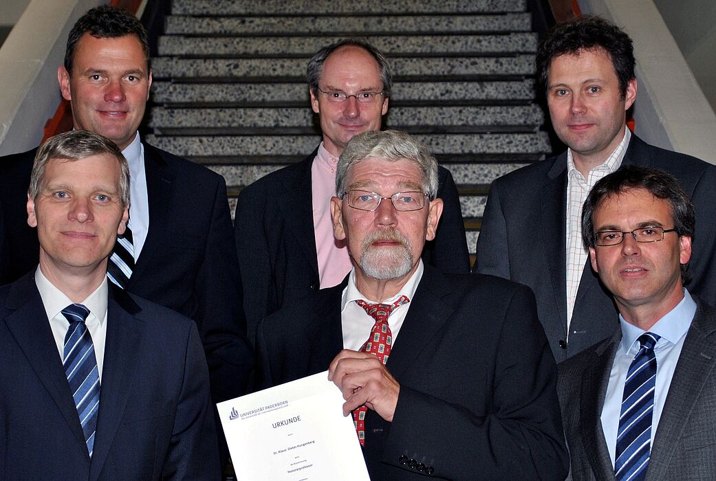 Bild (Dr. Silvia Dohmeier-Fischer): vorn v. li.: Dekan der Fakultät für Maschinenbau Prof. Dr. Volker Schöppner, Dr. Klaus Dieter Hungenberg (BASF SE), Dekan der Fakultät für Naturwissenschaften Prof. Dr. Torsten Meier, hinten v. li.: Vorsitzender de