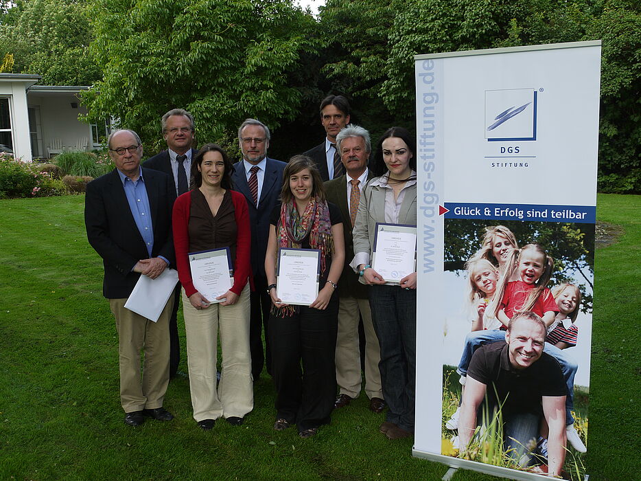 Foto (v. li.): Prof. Dr. Rolf Breuer, Vorstand der DGS-Stiftung Manfred Gubitz, Sara Strauss, Dekan Prof. Dr. Volker Peckhaus, Tanja Reiffenrath, Stiftungsverwalter Dr. Uwe Baer, Karl-Ludwig Hesse und Dr. Miriam Kanne.