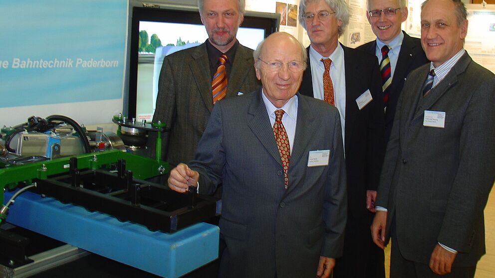 Foto (Universität Paderborn, Martin Decking): Sind äußerst zufrieden mit dem Verlauf des Symposiums: Die Veranstalter Prof. Dr. Wilhelm Schäfer (li.), Prof. Dr. Franz-Josef Rammig (re.) und Prof. Dr. Jürgen Gausemeier (2. v. re.) sowie Dr. Horst Nask
