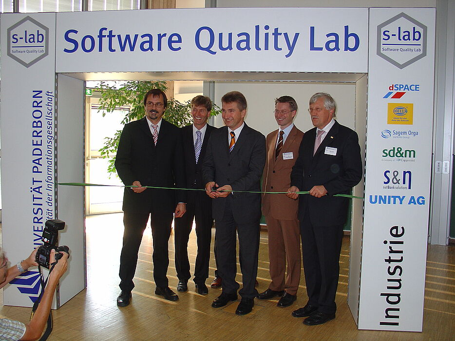Offiziell eröffnet wurde am 15.9. auch das s-lab „software quality lab“. (v.li.): Prof. Dr. Gregor Engels, Informatik-Professor und s-lab-Vorsitzender, Uni-Rektor Prof. Dr. Nikolaus Risch,  NRW-Innovationsminister Prof. Dr. Andreas Pinkwart, Dr. Oliv