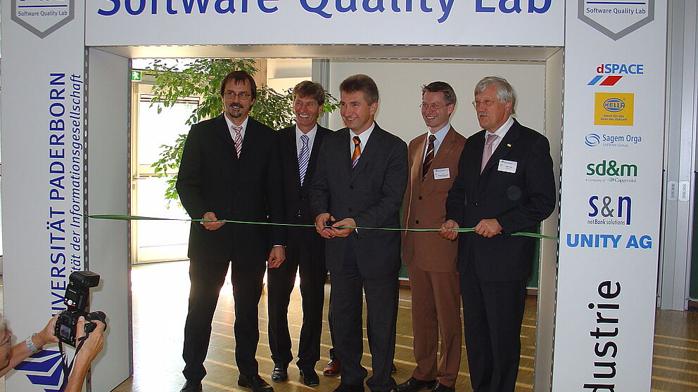 Offiziell eröffnet wurde am 15.9. auch das s-lab „software quality lab“. (v.li.): Prof. Dr. Gregor Engels, Informatik-Professor und s-lab-Vorsitzender, Uni-Rektor Prof. Dr. Nikolaus Risch,  NRW-Innovationsminister Prof. Dr. Andreas Pinkwart, Dr. Oliv