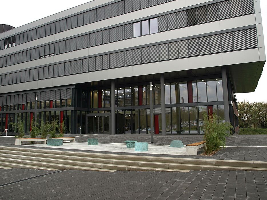Foto (Bianca Oldekamp): Auf dem Vorplatz des neuen Gebäude Q befindet sich das Kunstwerk des japanischen Künstlers und Bildhauers Prof. Yuji Takeoka.
