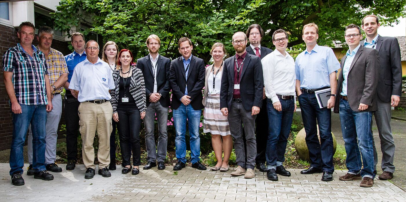 Foto (Universität Paderborn, Marcel Gebbe): Studierende und Mitarbeiter der Arntz Optibelt Gruppe.