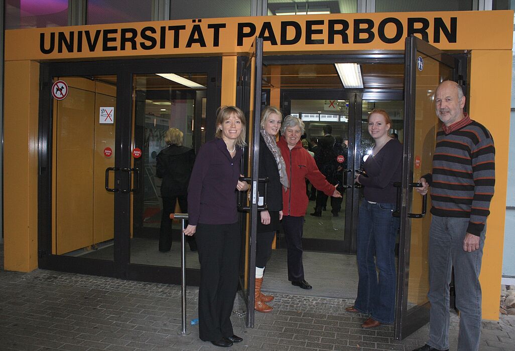 Foto (Universität Paderborn, Frauke Döll): Die Zentrale Studienberatung der Uni Paderborn lädt zum Schnuppern ein (v. l.): Heike Knospe, Ricarda Hyeng, Barbara Sawall, Andrea Düring und Christoph Bäcker.