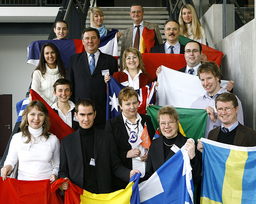 Foto: Beim Projektstart an der Universität Paderborn: Neun europäische Partner entwickeln die Web-basierte Community- und Informationsplattform WISHES. Vorn, 2. von rechts: Projekt-Koordinatorin Prof. Dr. Leena Suhl.