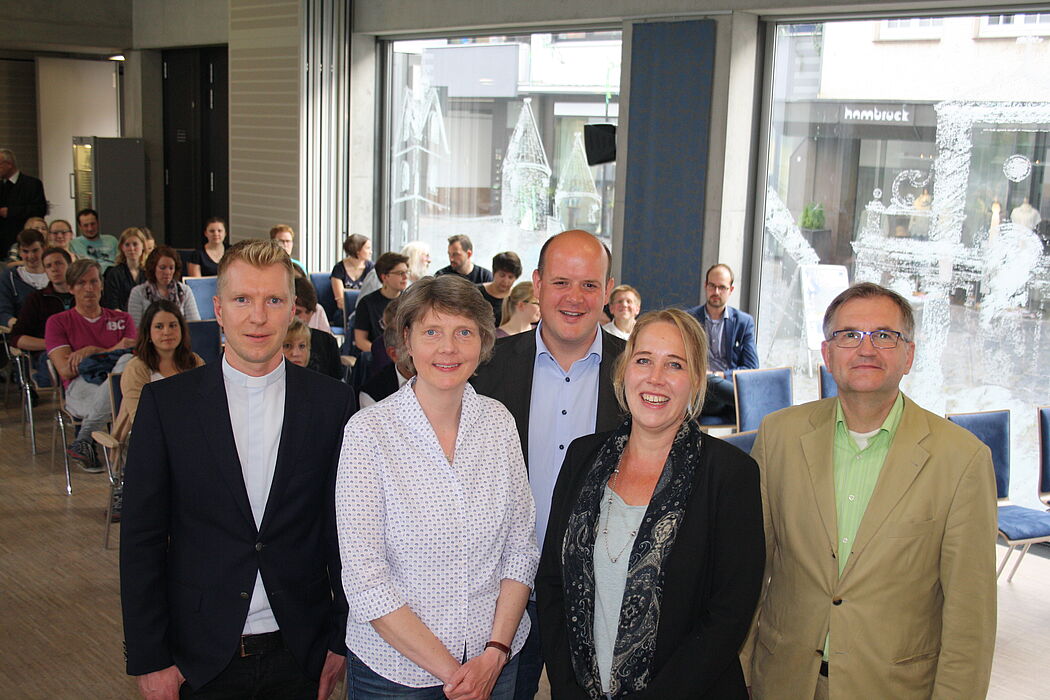 Diskutierten über die Kirche und den Rechtspopulismus: (v.l.) Studierendenpfarrer Nils Petrat, Moderatorin Claudia Auffenberg, BDKJ-Diözesanvorsitzender Sebastian Koppers mit den beiden Experten Beate Küpper und Andreas Püttmann.
