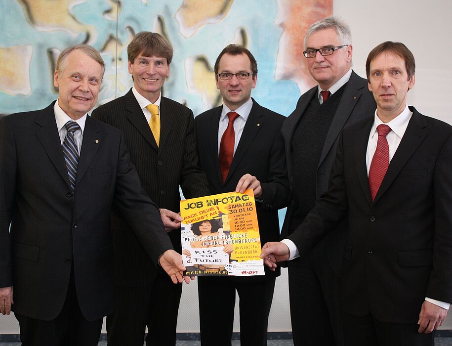 Foto (v. l.): Sie erwarten etwa 2.000 Schülerinnen und Schüler zum Paderborner Berufsinformationstag: Prof. Dr. Eckard Most, Präsident Rotary-Club Paderborn-Kaiserpfalz, Prof. Dr. Nikolaus Risch, Präsident Universität Paderborn, Reinhard Piepenbrock,