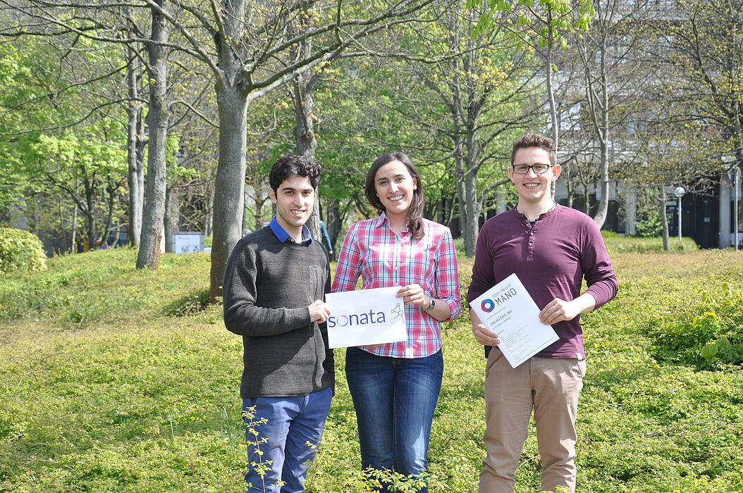 Foto (Universität Paderborn, Isabel Stroschein): Die Mitarbeiter der Fachgruppe Rechnernetze: (v. l.) Hadi Razzaghi Kouchaksaraei, Sevil Dräxler und Manuel Peuster.