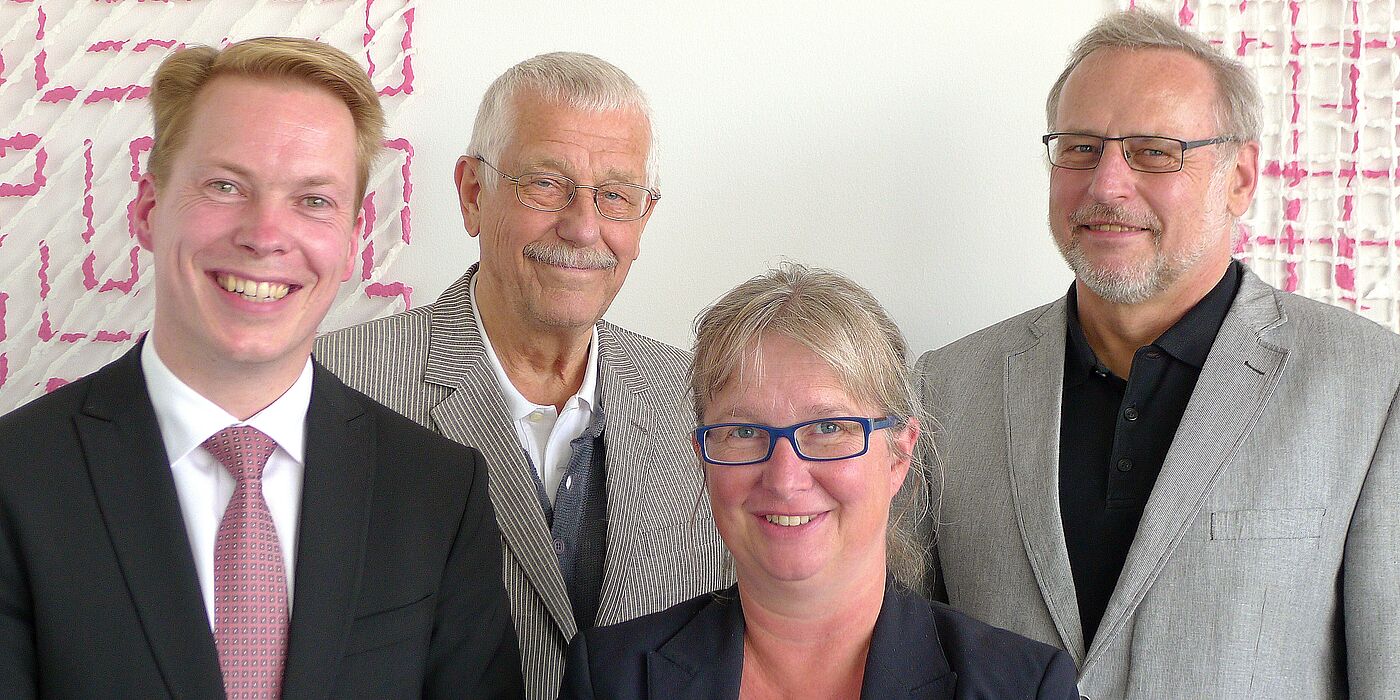 Foto (Universität Paderborn, Tibor Werner Szolnoki): Vertragsunterzeichnung an der Uni Paderborn (v. l. n. r.): Kay Klingsieck, Vorstand Sparkasse Gütersloh, Prof. Hubert Krawinkel, Vizepräsidentin Simone Probst und Dekan Prof. Dr. Volker Peckhaus.