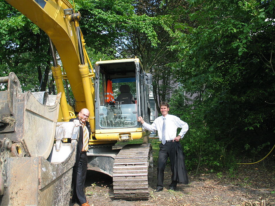 Foto: Uni-Rektor Prof. Dr. Nikolaus Risch (re.) und Kanzler Jürgen Plato freuen sich über den Baubeginn für einen neuen Hörsaal der Universität Paderborn mit 420 Sitzplätzen.