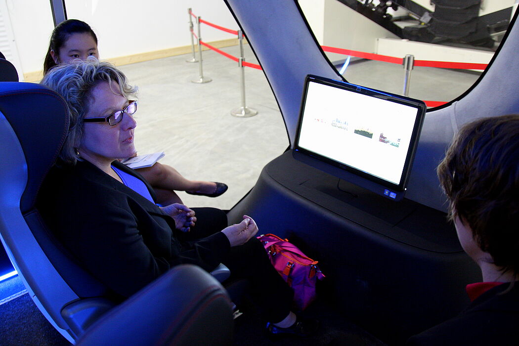 Foto (Universität Paderborn, Patrick Kleibold): Ministerin Svenja Schulze lässt sich das RailCab-System erklären.