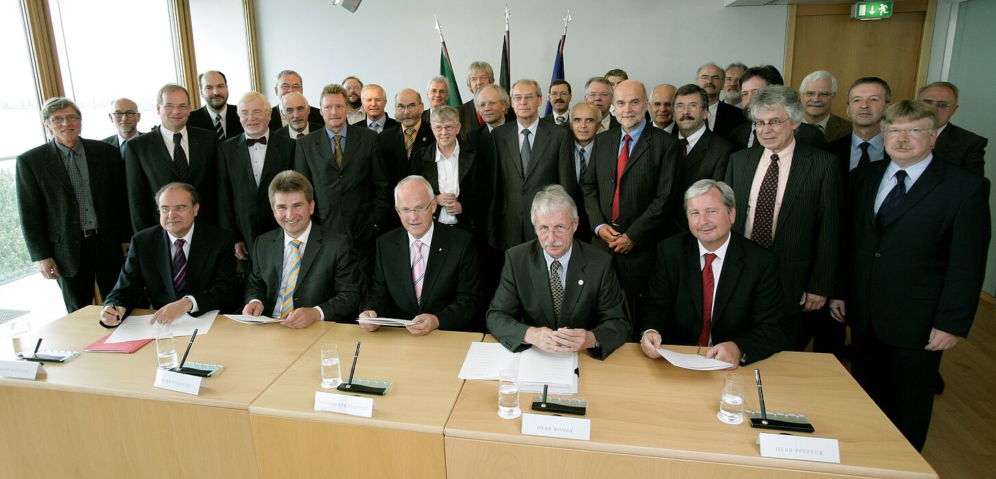 Foto (MIWFT, v.li.): Prof. Dr. Joachim Metzner, Rektor der FH Köln und Sprecher der FH-LRK, Innovationsminister Prof. Dr. Andreas Pinkwart, Ministerpräsident Jürgen
