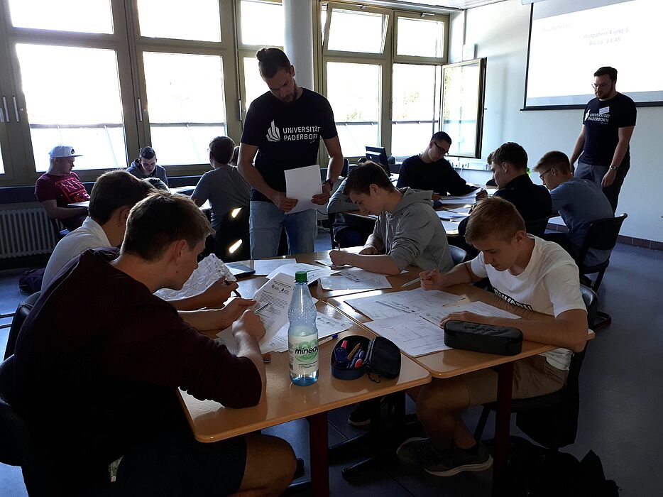 Foto (Katrin Temmen): Gruppenarbeitsphase in der von den Studierenden vorbereiteten Unterrichtsstunde in der 11. Klasse des Ingenieurwissenschaftlichen Gymnasiums des Richard-von-Weizsäcker Berufskollegs