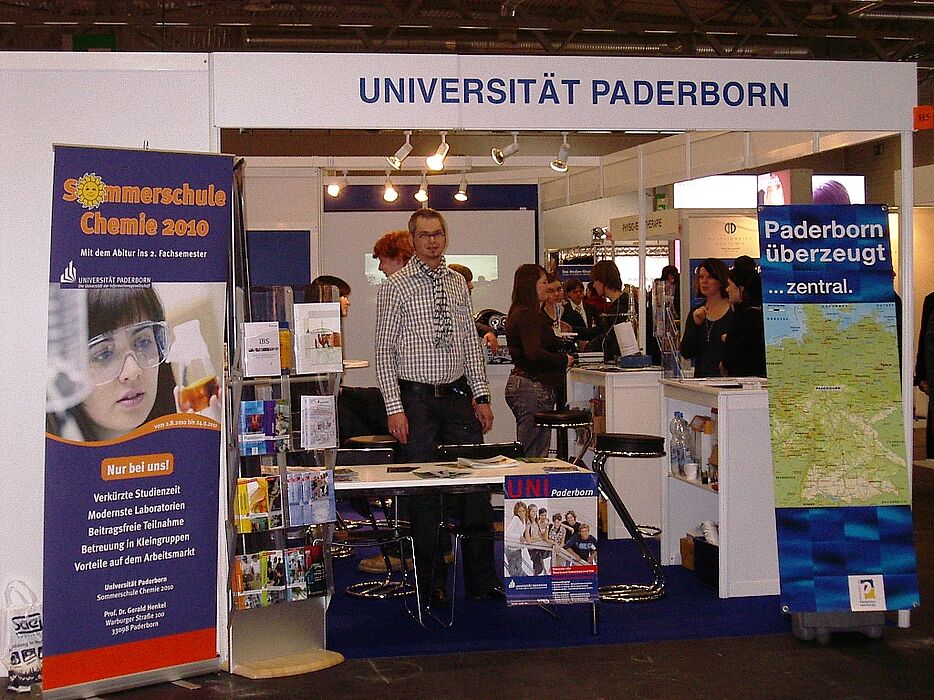 Foto (Universität Paderborn): Jörn Sickelmann von der Zentralen Studienberatung auf dem Stand der Universität Paderborn auf der Abiturientenmesse „Einstieg Abi“ in Köln.