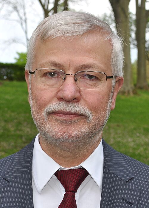 Foto (Universität Paderborn, Mark Heinemann): Prof. Dr. Fevzi Belli von der Universität Paderborn arbeitet maßgeblich an einem Normverfahren zur Sicherheit des Cloud-Computings mit.