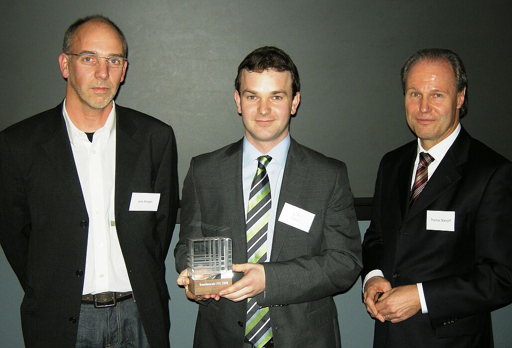 Foto (IHK): v. li.: Jens Kröger (Peter Lacke), Björn Weber (Universität Paderborn) und Thomas Niehoff (IHK-Hauptgeschaftsführer)