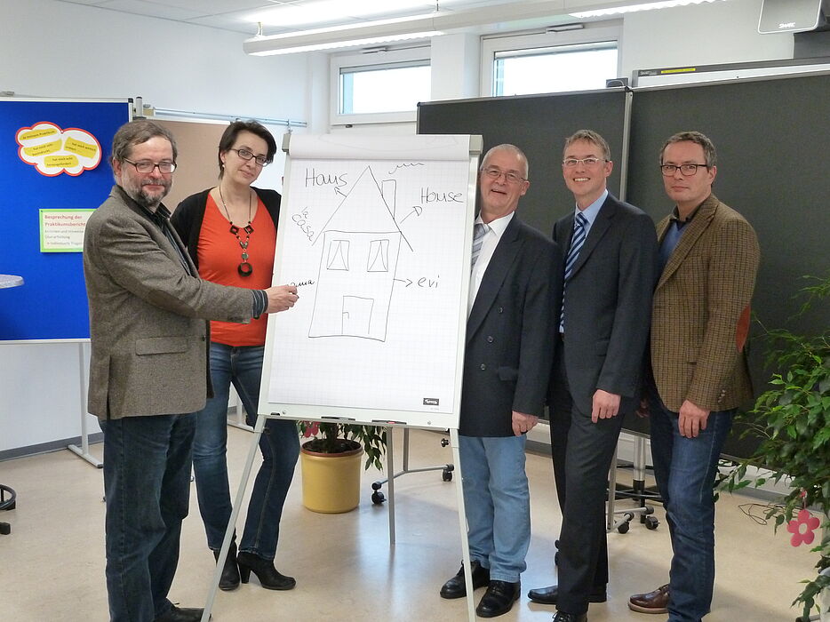 Foto (Silvia Sporkmann): Die Projektbeteiligten (von links): Prof. Dr. Michael Hofmann, Institutsleiter des Instituts für Germanistik und Vergleichende Literaturwissenschaft, Claudia Decker, Projektleiterin im Zentrum für Bildungsforschung und Lehrerbil