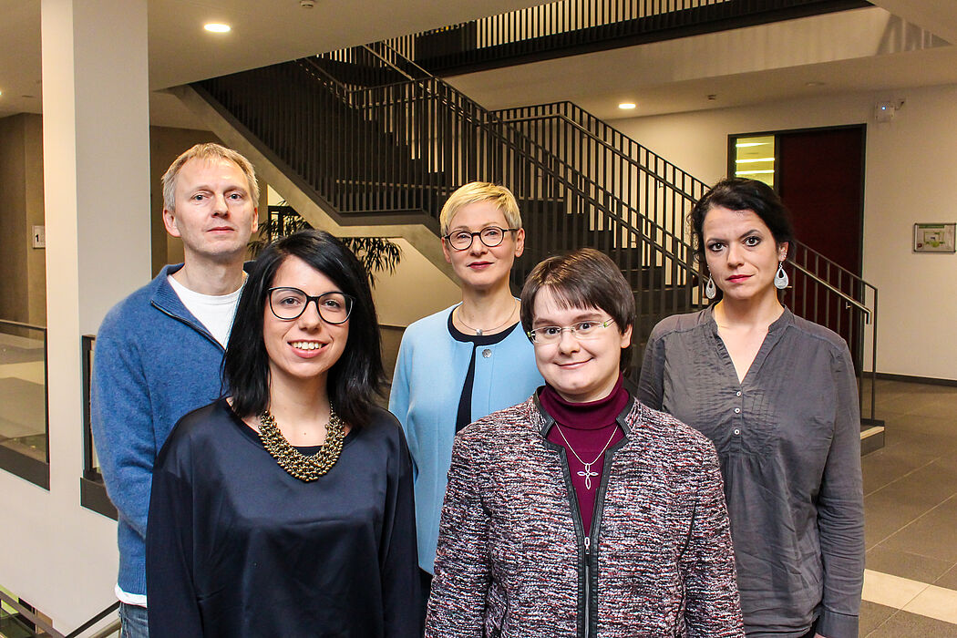 Foto (Universität Paderborn, Johannes Pauly): Das interdisziplinäre Forschen kennzeichnet das innovative DFG-Forschungsprojekt „InterGramm“ beim Zusammenspiel dreier Fakultäten. Das Projektteam (von links): Prof. Dr. Eyke Hüllermeier (Fakultät f