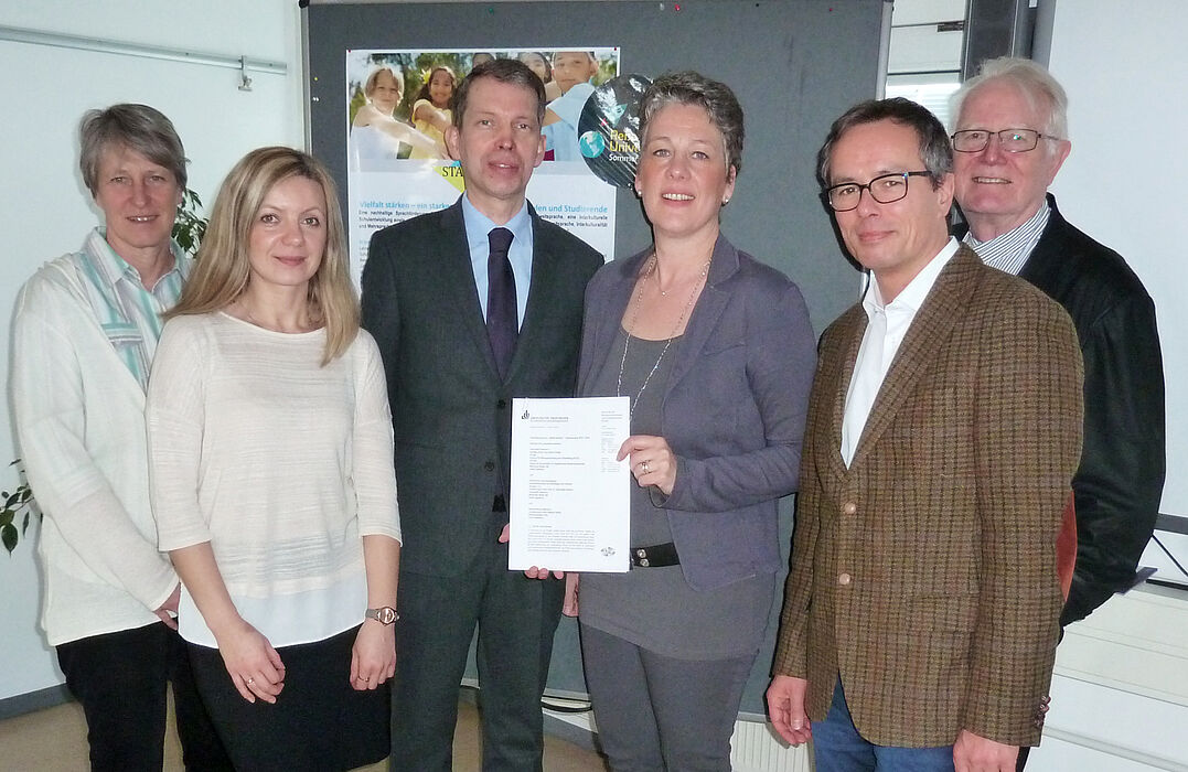 Foto (Silvia Sporkmann, PLAZ): (v. l.): Dr. Cornelia Zierau, wissenschaftliche Projektleitung des Gesamtprojekts „Vielfalt stärken“, Institut für Germanistik und Vergleichende Literaturwissenschaft, Magdalena Can, Projektleiterin des Sommercamps, St