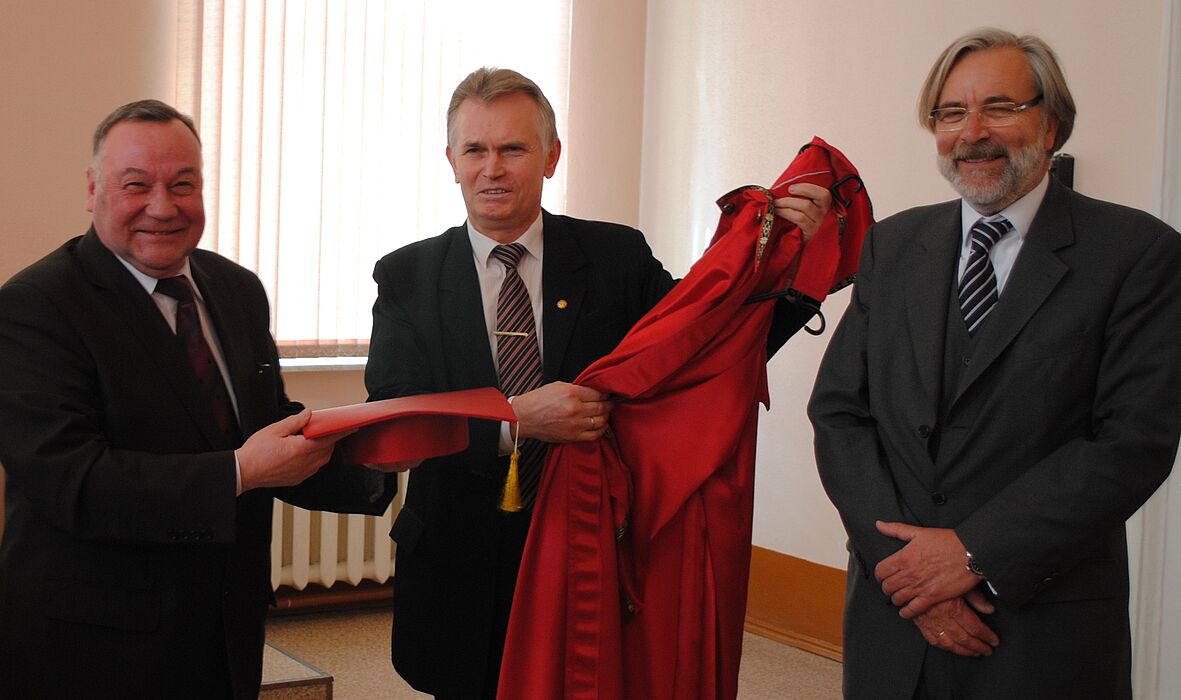Foto (Alexander Tarasionak): v. li.: Dekan der Fakultät für Tourismus Prof. Dr. Nikolai Kabuschkin, Vize-Rektor für Lehre Prof. Dr. Vladimir Khmelnitskiy (beide Wirtschaftsuniversität Minsk) und Prof. Dr. Dr. h. c. Albrecht Steinecke.
