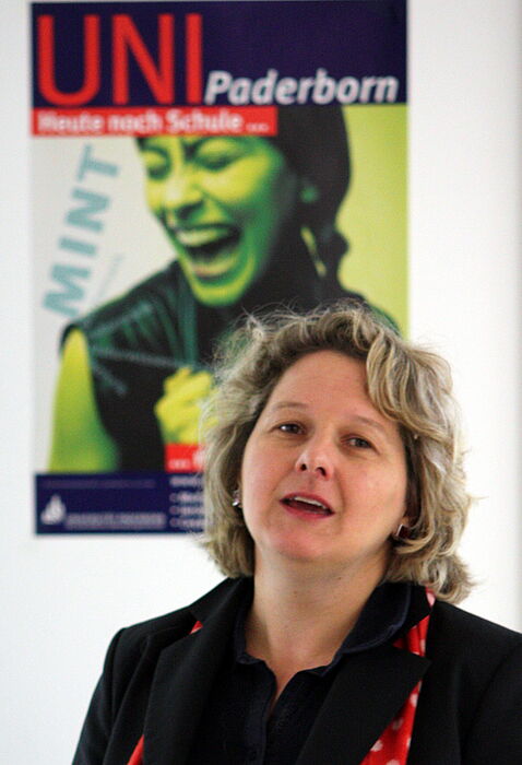 Foto (Universität Paderborn, Patrick Kleibold): Die NRW-Wissenschaftsministerin Svenja Schulze hat heute das Direct Manufacturing Research Center (DMRC) als „Ort des Fortschritts“ ausgezeichnet.
