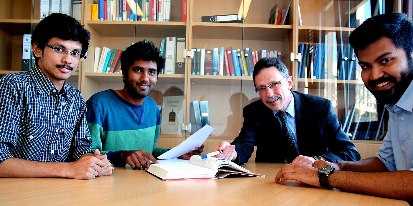 Foto (Universität Paderborn, Nina Reckendorf): Gemeinsames Studieren der Lektüre: (v. l. n. r.) Badhri Sekhar, Sandesh Bhaskar, Prof. Dr.-Ing. Eugeny Kenig und Ram Srinivas beschäftigen sich mit Inhalten der Fluidverfahrenstechnik.